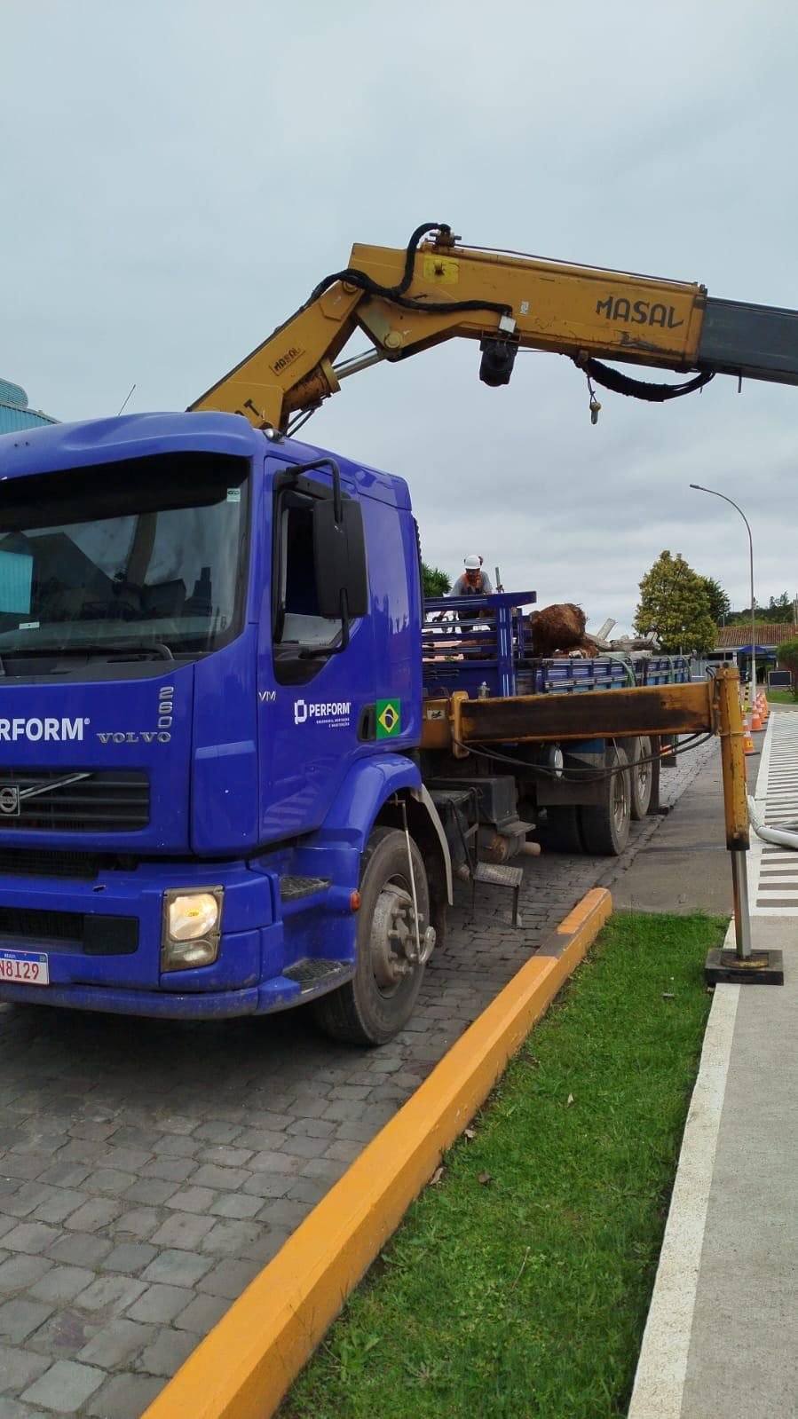 Caminhão Munck em operação